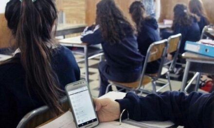 Por decreto en Veracruz se prohibirá uso de celulares para estudiantes y maestros de educación básica