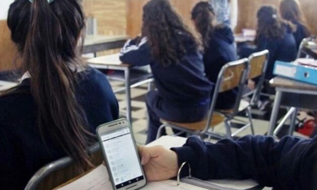 Por decreto en Veracruz se prohibirá uso de celulares para estudiantes y maestros de educación básica
