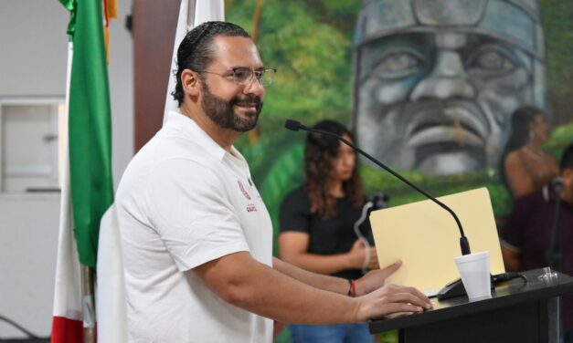 Lleva Pedro Miguel Rosaldo servicios municipales a WhatsApp a través de la Tarjeta Coatzacoalcos