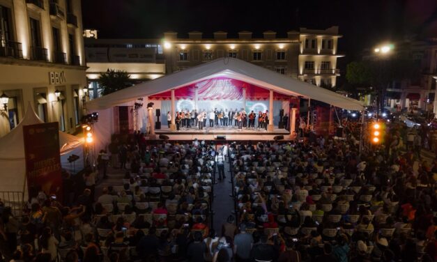 Gran Serenata Rondallera vivió Plaza Lerdo con Voces Universitarias, Zorzal y San Martín