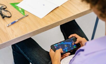 Prohibir uso de celulares en salones de clases se aplicará en Veracruz, una vez se apruebe por la federación