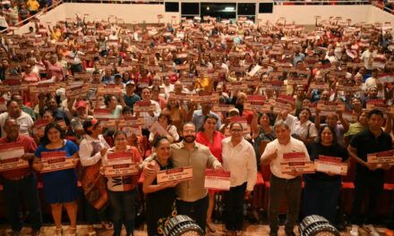 Toma Pedro Miguel Rosaldo protesta a 2 mil 117 jefas y jefes de manzana en Coatzacoalcos