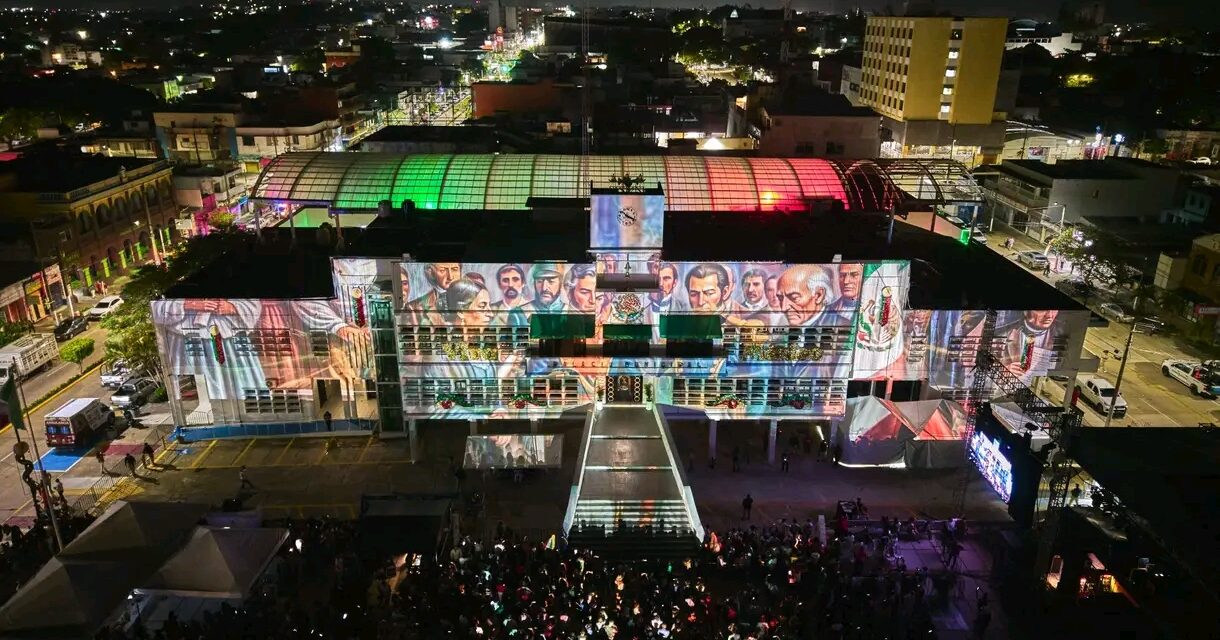Iluminan Palacio Municipal de Coatzacoalcos con espectacular video mapping para conmemorar el Grito de Independencia
