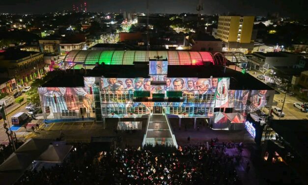 Iluminan Palacio Municipal de Coatzacoalcos con espectacular video mapping para conmemorar el Grito de Independencia