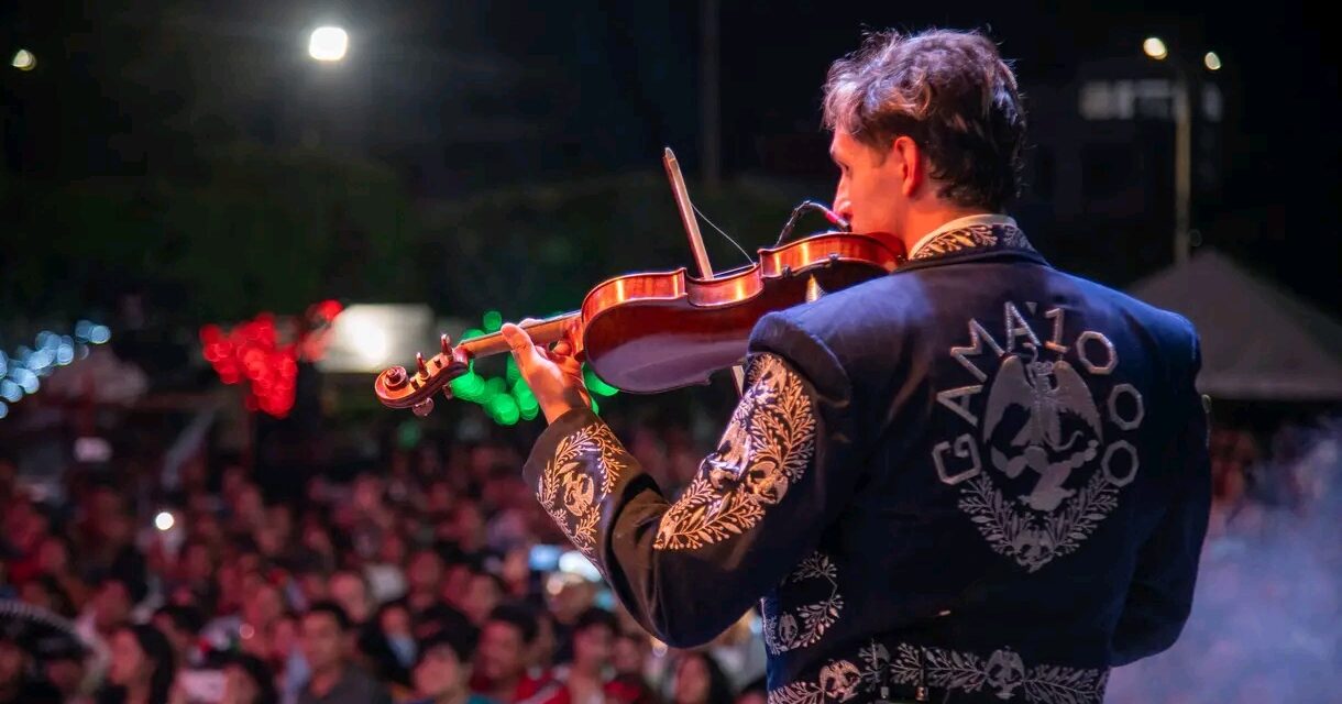 Cimbra el Mariachi Gama 1000 el Parque Independencia con emotivo concierto durante la noche del Grito en Coatzacoalcos