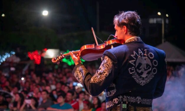 Cimbra el Mariachi Gama 1000 el Parque Independencia con emotivo concierto durante la noche del Grito en Coatzacoalcos