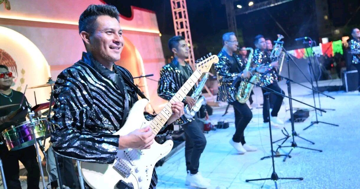 Cierra Coatzacoalcos sus fiestas patrias con gran baile popular a cargo del Súper Grupo Caribe en el Parque Independencia