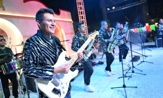 Cierra Coatzacoalcos sus fiestas patrias con gran baile popular a cargo del Súper Grupo Caribe en el Parque Independencia