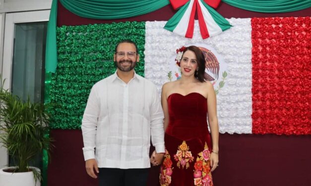 Preside Pedro Miguel Rosaldo y Sonia Marie Salvador festejos patrios en Coatzacoalcos