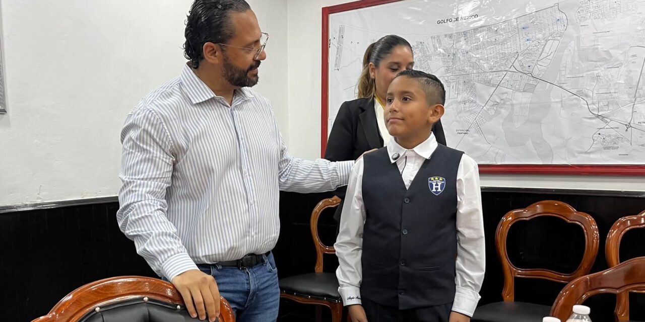 Recibe alcalde Pedro Miguel Rosaldo a representante de Coatzacoalcos en el Tribunal Electoral Infantil