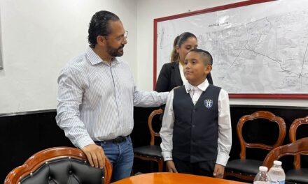 Recibe alcalde Pedro Miguel Rosaldo a representante de Coatzacoalcos en el Tribunal Electoral Infantil