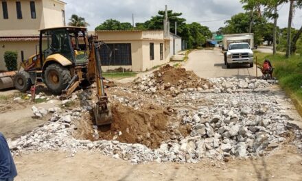 Avanzan trabajos de rehabilitación vial tras reparación de tubería en Villa Allende