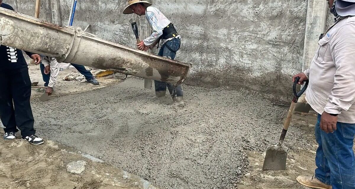 Realiza Ayuntamiento de Coatzacoalcos trabajos de bacheo con concreto en la colonia Hernández Ochoa