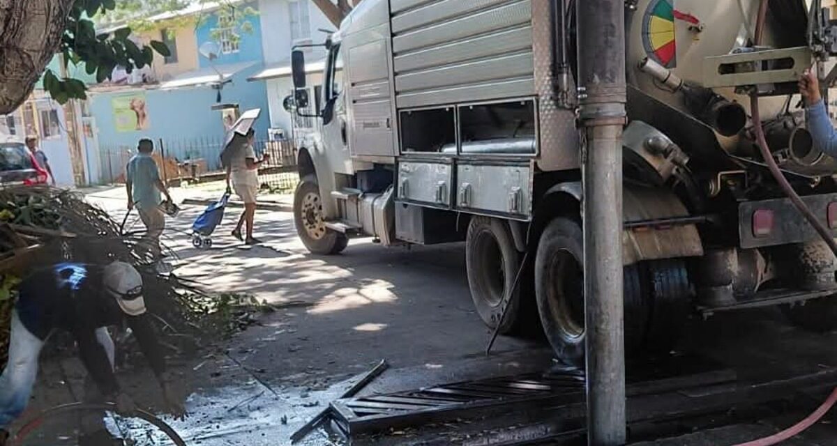 Refuerza Ayuntamiento de Coatzacoalcos mantenimiento de la red pluvial en la colonia Las Gaviotas