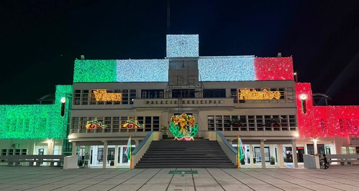 Concluye Ayuntamiento embellecimiento e iluminación patriótica en el Palacio Municipal y el Parque Central