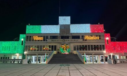 Concluye Ayuntamiento embellecimiento e iluminación patriótica en el Palacio Municipal y el Parque Central