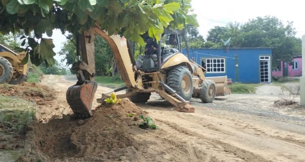 Mantiene Ayuntamiento de Coatzacoalcos frentes simultáneos de maquinaria pesada en vialidades y zonas rurales