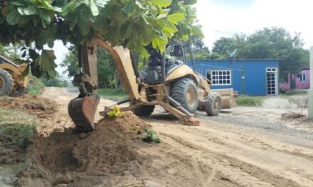 Mantiene Ayuntamiento de Coatzacoalcos frentes simultáneos de maquinaria pesada en vialidades y zonas rurales