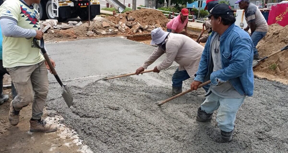 Mantiene Ayuntamiento jornada sabatina de rehabilitación vial y vaciado de concreto en Coatzacoalcos