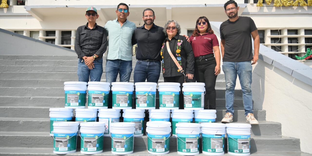 Entrega Pedro Miguel Rosaldo primer paquete de impermeabilizante para rehabilitar techo del Mercado Coatzacoalcos