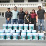 Entrega Pedro Miguel Rosaldo primer paquete de impermeabilizante para rehabilitar techo del Mercado Coatzacoalcos
