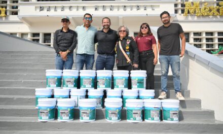 Entrega Pedro Miguel Rosaldo primer paquete de impermeabilizante para rehabilitar techo del Mercado Coatzacoalcos