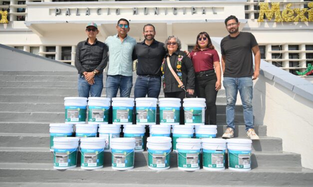 Entrega Pedro Miguel Rosaldo primer paquete de impermeabilizante para rehabilitar techo del Mercado Coatzacoalcos