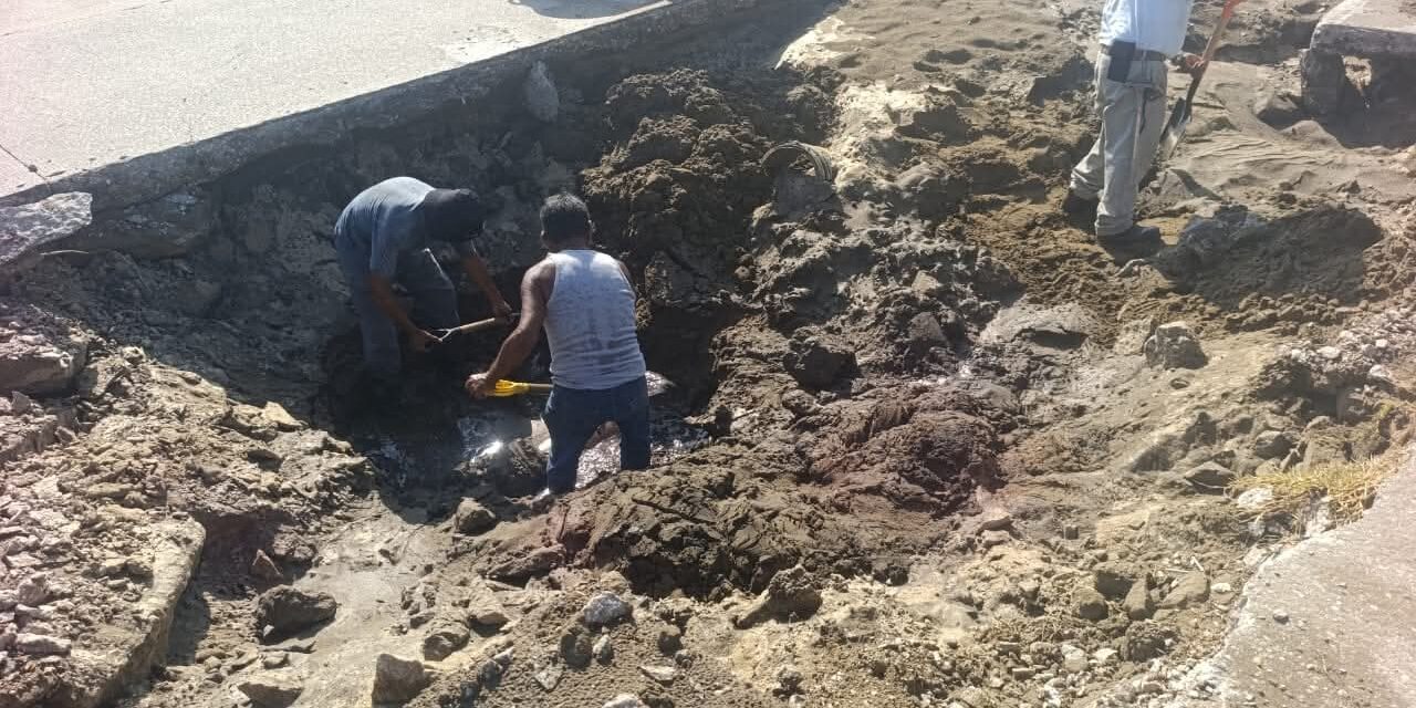 Atienden daños en tuberías de la calle Javier Anaya en Coatzacoalcos
