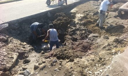 Atienden daños en tuberías de la calle Javier Anaya en Coatzacoalcos