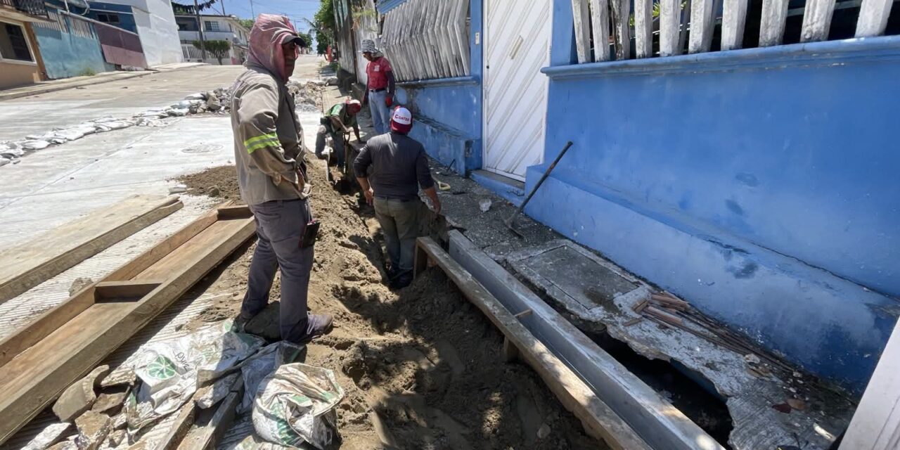 Continúan trabajos para mejorar vialidades en Coatzacoalcos