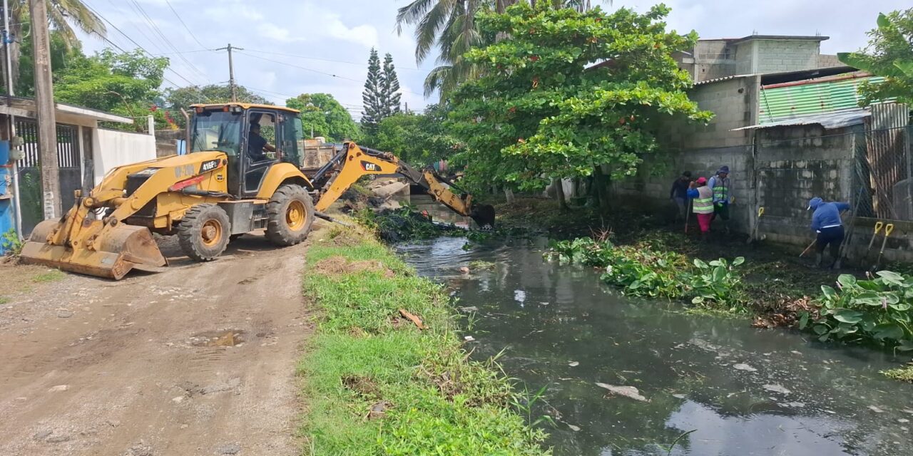 Realizan limpieza profunda de 7 kilómetros del canal Héroe de Nacozari