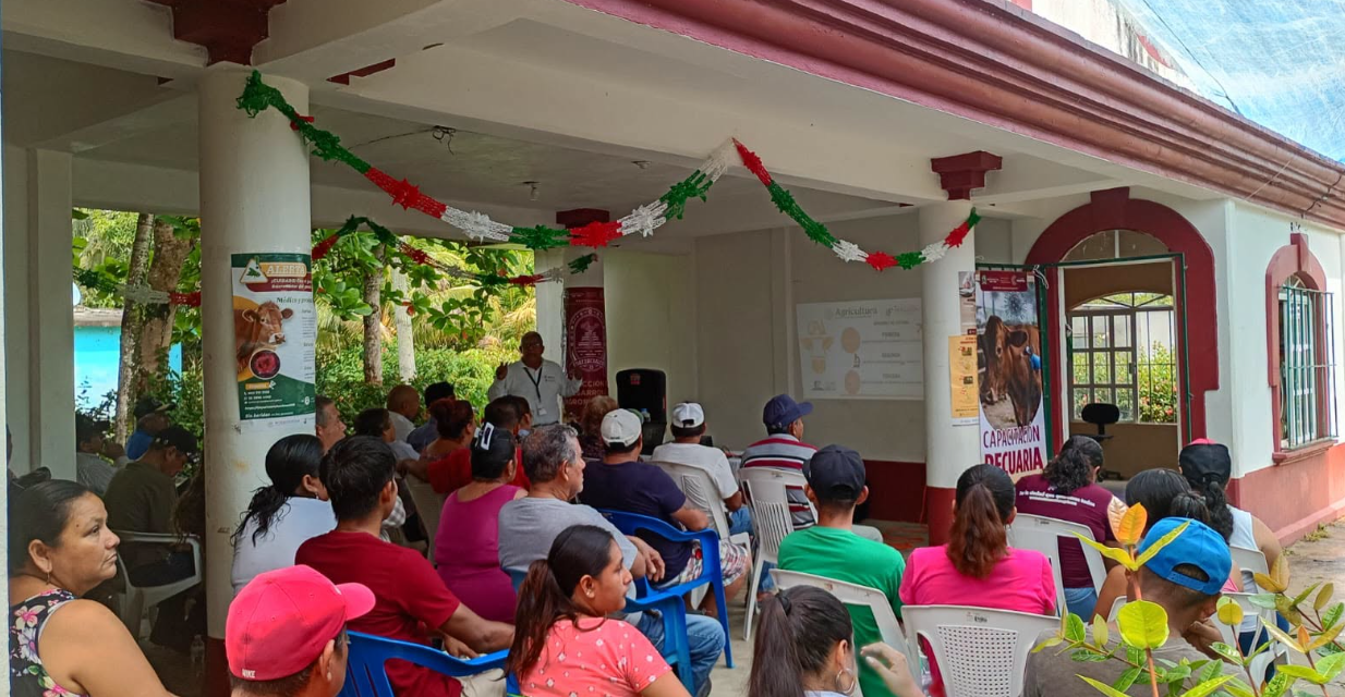 Capacita Ayuntamiento de Coatzacoalcos a ganaderos del ejido Francisco Villa en sanidad animal