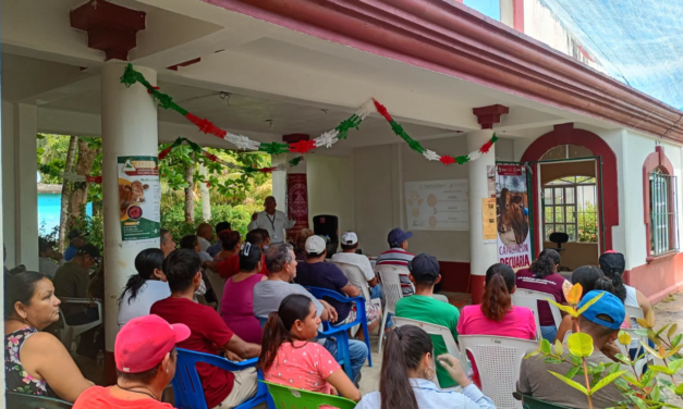 Capacita Ayuntamiento de Coatzacoalcos a ganaderos del ejido Francisco Villa en sanidad animal
