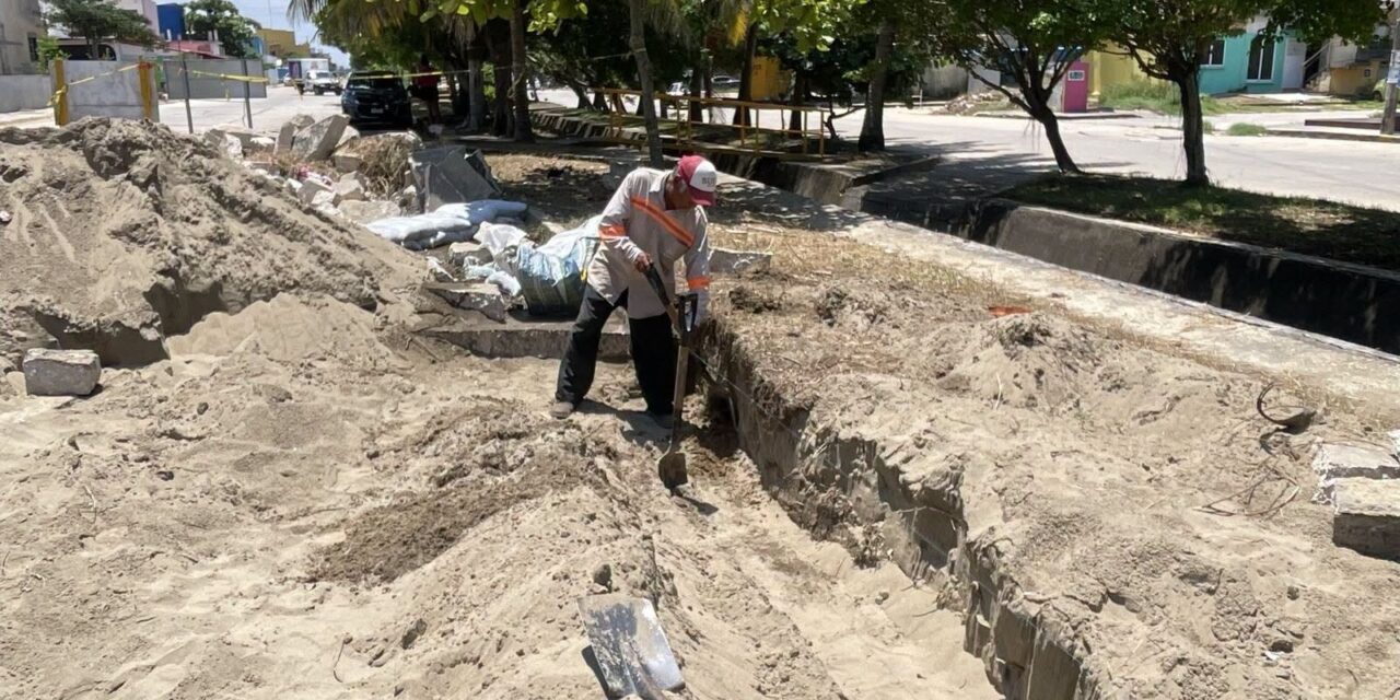 Ayuntamiento intensifica mantenimiento de canales a cielo abierto en Coatzacoalcos