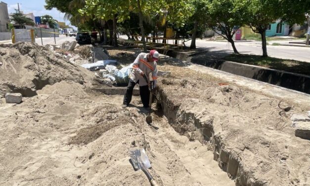 Ayuntamiento intensifica mantenimiento de canales a cielo abierto en Coatzacoalcos