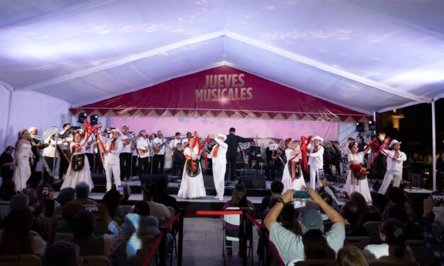 Raíces de Veracruz, con amor a Xalapa, llenó de tradición y talento el jueves musical