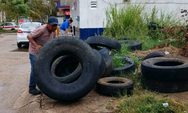 Sanean espacios públicos en Coatzacoalcos con el retiro de neumáticos en desuso en Santa Martha