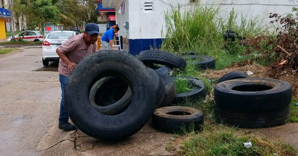 Sanean espacios públicos en Coatzacoalcos con el retiro de neumáticos en desuso en Santa Martha