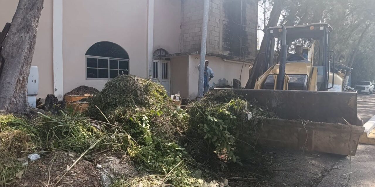 Intensifican labores de limpieza y mantenimiento en el Panteón Jardín de Coatzacoalcos por Día de Muertos