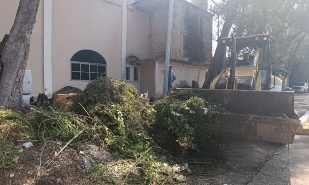 Intensifican labores de limpieza y mantenimiento en el Panteón Jardín de Coatzacoalcos por Día de Muertos