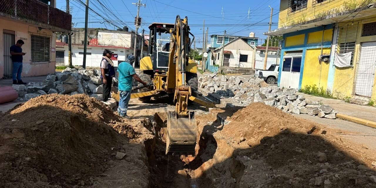 Sustituyen red de tubería hidráulica obsoleta en la avenida Román Marín de Coatzacoalcos