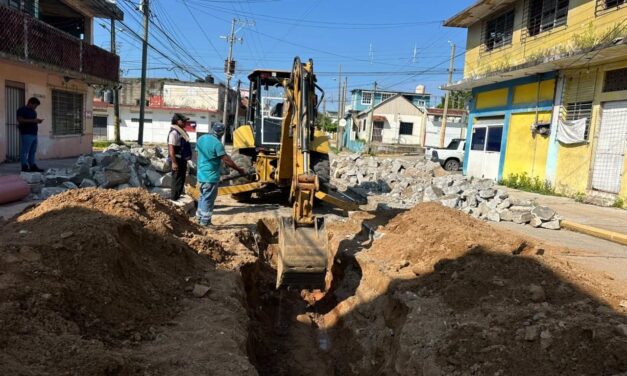 Sustituyen red de tubería hidráulica obsoleta en la avenida Román Marín de Coatzacoalcos