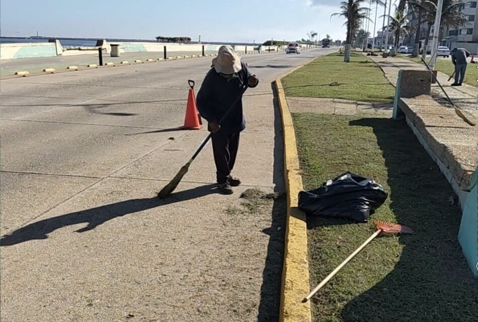 Acondicionan el Malecón Costero de Coatzacoalcos para el “Desfile de las Ánimas” y festejos de Día de Muertos