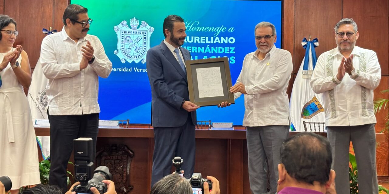 Aureliano Hernández Palacios Cardel asiste a homenaje en la Facultad de Derecho de la UV