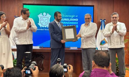 Aureliano Hernández Palacios Cardel asiste a homenaje en la Facultad de Derecho de la UV
