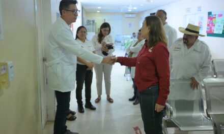 Rocío Nahle reconoce vocación del personal de salud del Hospital de José Azueta