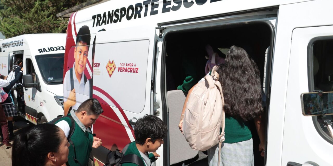 Rocío Nahle cumple, entrega SEV transporte escolar para Barranca Grande