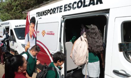 Rocío Nahle cumple, entrega SEV transporte escolar para Barranca Grande