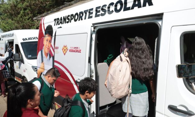 Rocío Nahle cumple, entrega SEV transporte escolar para Barranca Grande