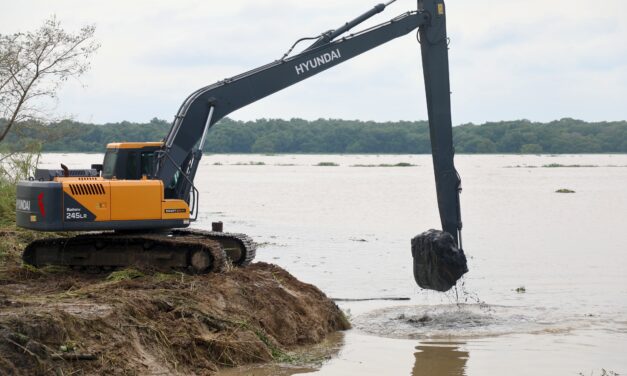 Atención inmediata y desazolve reducen niveles de agua en zonas inundadas de Nanchital